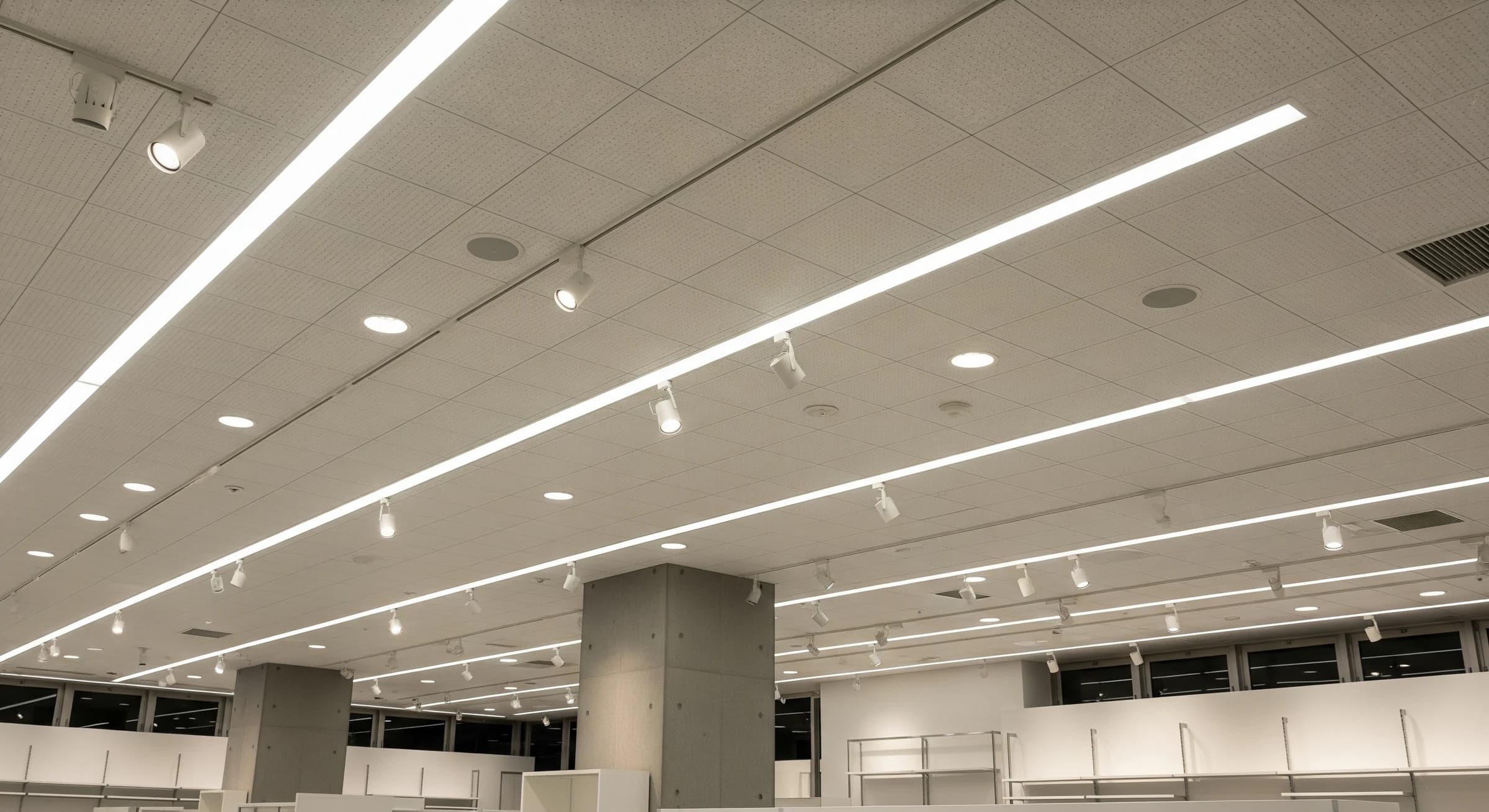 店舗 LED 照明改修工事の完了現場